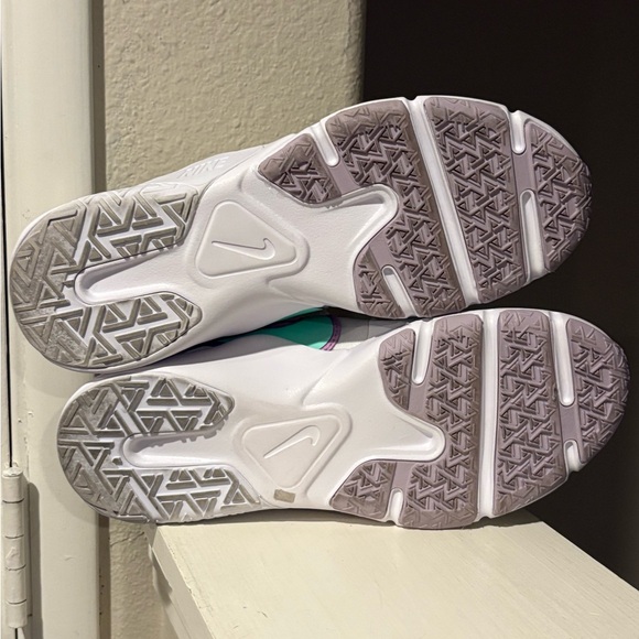 Wmns Nike Legend Essential 2 / White Green Glow  / CQ9545 100 / Great Shape Sz 8 - Picture 8 of 9